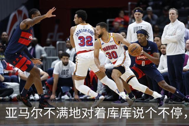 亚马尔不满地对着库库说个不停，后者只是笑着走开