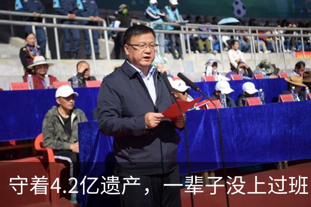 守着4.2亿遗产，一辈子没上过班，没结过一次婚，每天就是陪三个女友吃饭逛街，每月给每人50万生活费。他最新发声：梅艳芳骨灰找不回来了